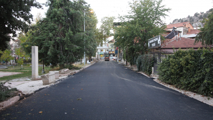 TEFENNİ'DE SICAK ASFALT YOL YAPIM ÇALIŞMALARI BAŞLADI